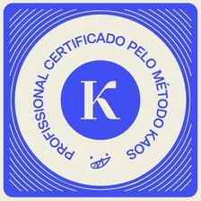 Selo de profissional certificado pelo método KAOS, da Little Monster